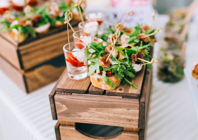 Photo de produits traiteur sur une table de réception